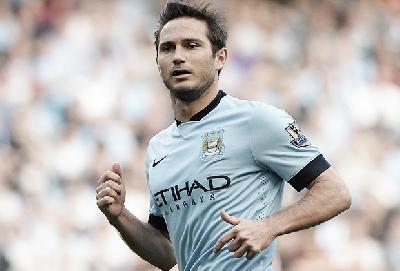 Man City labour to win to keep pressure on impressive Chelsea